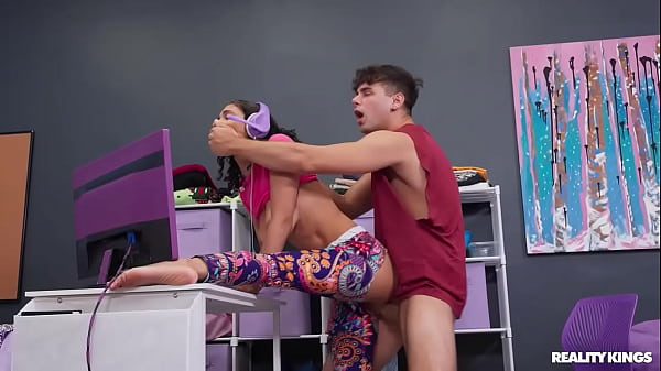 Gamer segura pau de colega de quarto em cena quente
