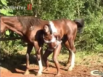 Mulata mineira esfrega pau do cavalo na bunda e na buceta