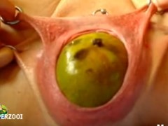 Mulher da buceta arrombada enfia uma manga dentro